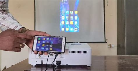 hooking up phone to projector